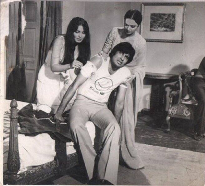 जी हाँ, मीडिया रिपोर्ट्स के मुताबिक, 1992 के दौरान बिग बी ने एक पत्रकार को इंटरव्यू देने के लिए अपने बंगले प्रतीक्षा पर बुलाया था. इस दौरान पत्रकार ने अमिताभ से उनकी निजी ज़िंदगी पर आधारित सवाल कर लिए जैसे क्या आपका रेखा से अफेयर है? क्या बॉलीवुड अभिनेत्री परवीन बाबी से नजदीकियां हैं? जया के सामने ऐसे सवाल सुनकर बिग बी असहज हो गए लेकिन उन्होंने शालीनता से इन सभी प्रश्नों के जवाब देते हुए अफेयर की खबरों को झुठला दिया.