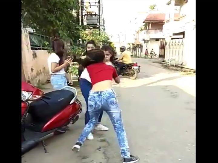 Prayagraj: बीच सड़क पर भिड़ गईं आपस में दो लड़कियां, जमकर हुई हाथापाई, वीडियो वायरल Clash between two girls on road in Prayagraj video viral ann Prayagraj: बीच सड़क पर भिड़ गईं आपस में दो लड़कियां, जमकर हुई हाथापाई, वीडियो वायरल