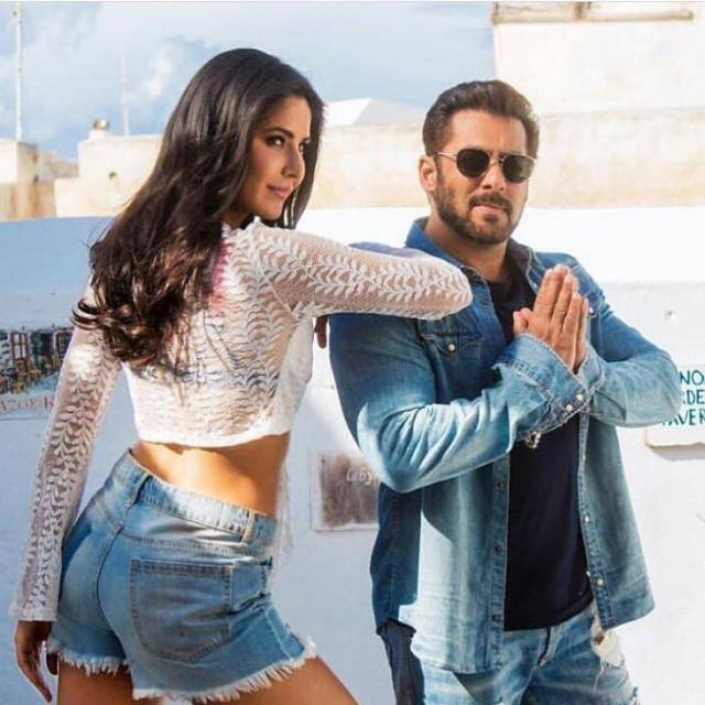 कैटरीना कैफ-सलमान खान: कैट और सलमान तकरीबन चार साल तक रिलेशनशिप में रहे थे लेकिन फिर इनका ब्रेकअप हो गया लेकिन ये जोड़ी अब भी सुख दुःख में एक-दूसरे के साथ खड़ी नजर आती है. दोनों भारत और टाइगर जिंदा है जैसी फिल्मों में साथ काम कर चुके हैं. 