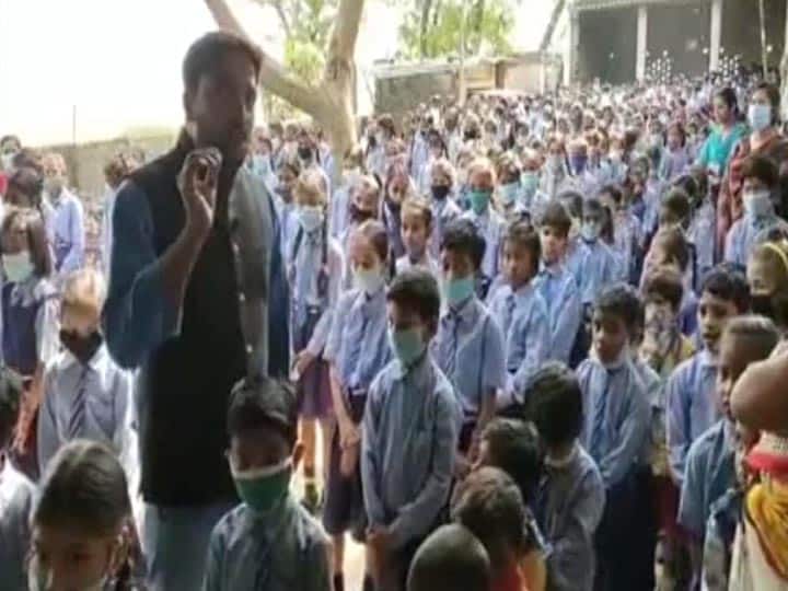 UP: स्कूल खोलकर सैकड़ों बच्चों के बीच कोविड नियमों को ताक पर रखा, सरकार को प्राइवेट स्कूल के टीचर ने दी धमकी Private school teacher attack government on closing the school in Gorakhpur video viral ann UP: स्कूल खोलकर सैकड़ों बच्चों के बीच कोविड नियमों को ताक पर रखा, सरकार को प्राइवेट स्कूल के टीचर ने दी धमकी