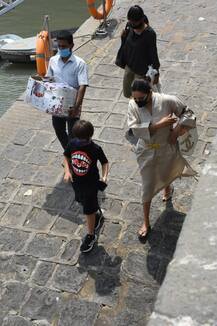 गेटवे ऑफ इंडिया पर फेरी राइड में नज़र आईं Shahrukh Khan की पत्नी Gauri Khan, मम्मी के फोन से खेलते दिखे नन्हें Abram