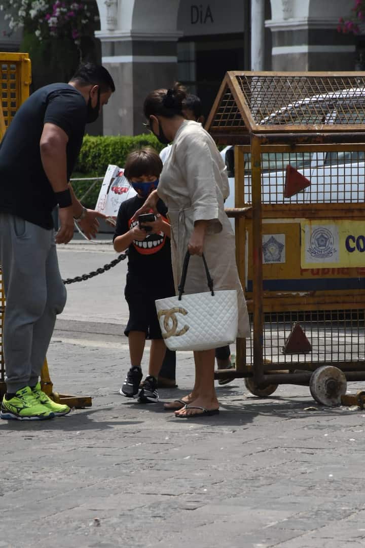 इस दौरान अबराम मम्मी के फोन को हाथ में लिए हुए दिखे. हालांकि गौरी खान उनसे फोन वापस लेना चाह रही थीं लेकिन अबराम उसमें कुछ खेलते दिखे और फोन अपने पास ही रखा.