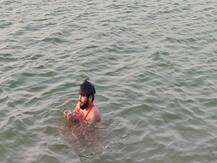 अयोध्या: संत महेश योगी ने सरयू में 2100 बार लगाई डुबकी, बनाया कीर्तिमान