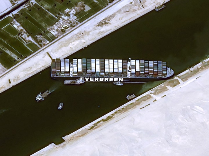 Massive Ship Blocking Suez Canal, All you need to know ‘स्वेज नहर’ में फंसा विशाल कार्गो जहाज, जानिए इसके फंसने से आपकी जेब पर क्यों पड़ सकता है बुरा असर