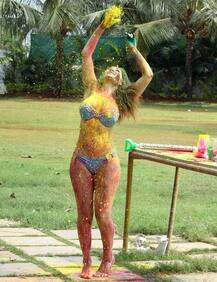 Let's Play Holi 2021: बिकिनी पहन खुले आसमान के नीचे होली के रंगों में नहाई ये बॉलीवुड हीरोइन, क्या पहचान पा रहे हैं आप इनका नाम
