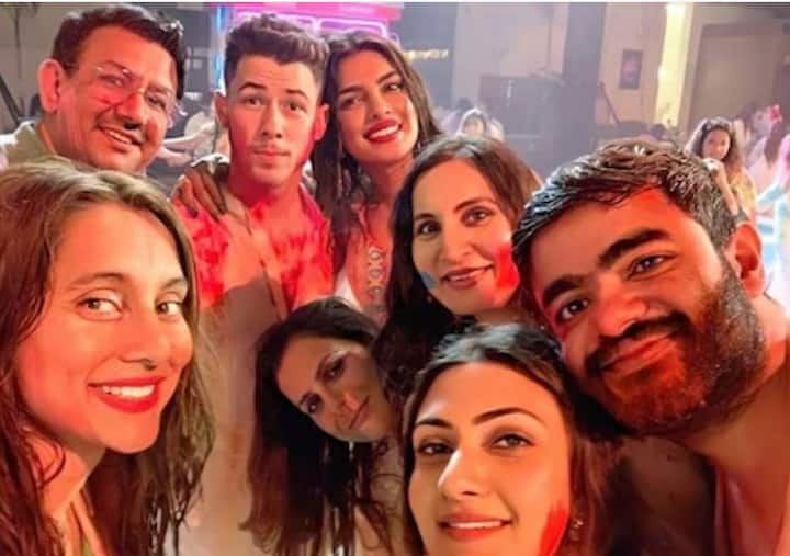प्रियंका चोपड़ा को होली का त्योहार कितना पसंद हैं ये उनकी थ्रोबैक तस्वीरें साफ बयां कर रही हैं.