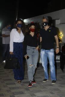 पति अनिल और बेटी के साथ मुंबई में नज़र आईं अभिनेत्री रवीना टंडन, देखें तस्वीरें