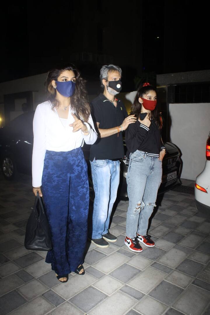 पैपराजी के रिक्वेस्ट करने पर अभिनेत्री रुकीं और परिवार के साथ पोज भी दिया.