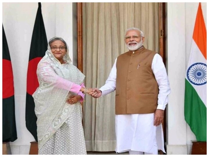 PM Modi visit to Bangladesh: PM Modi arrived in Dhaka with a consignment of Corona vaccine with friendship and partnership ann PM Modi Bangladesh Visit : दोस्ती और साझेदारी के साथ कोरोना वैक्सीन की खेप लेकर ढाका पहुंचे पीएम मोदी