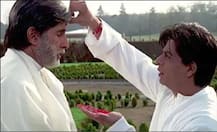 Holi Iconic Scenes: रेखा-अमिताभ से लेकर प्रियंका-अक्षय तक यहां देखिए कैसे होली पर सितारों ने लगाया एक दूसरे को गले