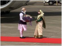 बांग्लादेश पहुंचे पीएम मोदी का ढाका में शानदार स्वागत, कल बंगाल चुनाव के दिन जाएंगे मतुआ मंदिर