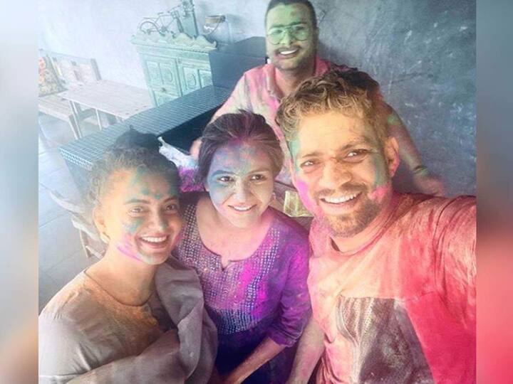 बॉलीवुड की क्वीन और पंगा गर्ल कंगना ने पिछले साल अपनी फैमिली के साथ होली सेलिब्रेट की थी. कंगना की टीम ने इंस्टाग्राम पर उनकी तस्वीर शेयर की थी .जिसमें कंगना अपने भाई और भाभी के साथ होली के रंगों से रंगी हुई नजर आई थीं.