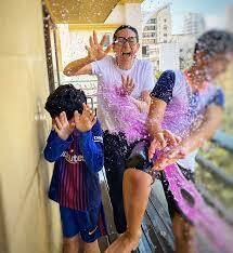 करिश्मा कपूर ने अपने बच्चो के साथ होली पर जमकर पानी के साथ मस्ती की थी. उन्होंने ये तस्वीर पिछले साल सोशल मीडिया पर शेयर की थी.