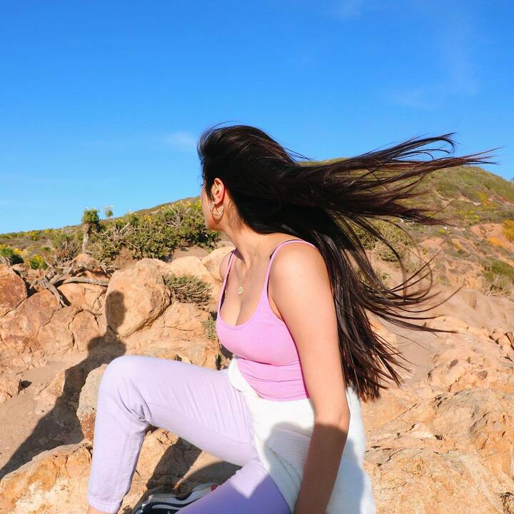 जाह्नवी ने जो तस्वीरें शेयर की है उनमें वो कहीं बैठकर सनसेट का लुत्फ उठा रही हैं.