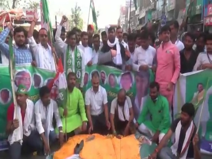 Bihar: bandh supporters in Hajipur got Mundan, expressing resentment over beating of MLAs in this manner ann बिहार: हाजीपुर में बंद समर्थकों ने कराया मुंडन, इस अंदाज में विधायकों की पिटाई पर जताई नाराजगी
