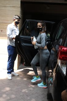 मुंबई में बांद्रा में स्पॉट की गईं Malaika Arora, स्ट्रीट डॉग के साथ खेलती आईं नजर, देखें तस्वीरें