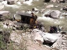 जम्मू-श्रीनगर राष्ट्रीय राजमार्ग विस्तारीकरण के दौरान खिसकी चट्टान, तीन लोग हुए घायल