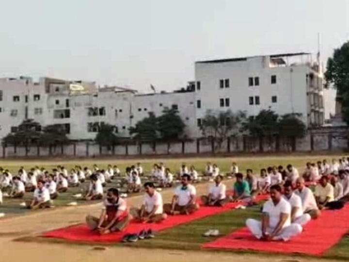  Gorakhpur: Yoga is being taught to policemen troubled by obesity, ADG gave a 10-day ultimatum ANN मोटापे से परेशान पुलिस‍कर्मियों को सिखाया जा रहा योग, एडीजी ने दिया था 10 दिन का अल्‍टीमेटम