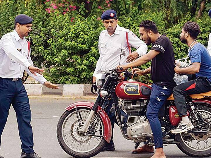 more than 800 people challan for not wearing masks in delhi Coronavirus: दिल्ली पुलिस सख्त, मास्क नहीं पहनने पर 800 से अधिक लोगों का किया चालान