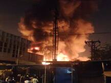 पुणे के फैशन स्ट्रीट मार्केट में लगी भीषण आग, दुकानें खाक, हुआ बड़ा नुकसान