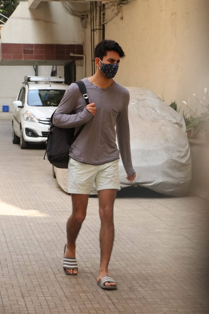 उन्होंने जल्द ही इब्राहिम के बॉलीवुड डेब्यू करने की उम्मीद जताई है. उनका कहना है कि इब्राहिम फिल्मों में अपने पापा की तरह ही एक्टिंग करते नजर आएंगे. (Photo Credit: Manav Manglani)