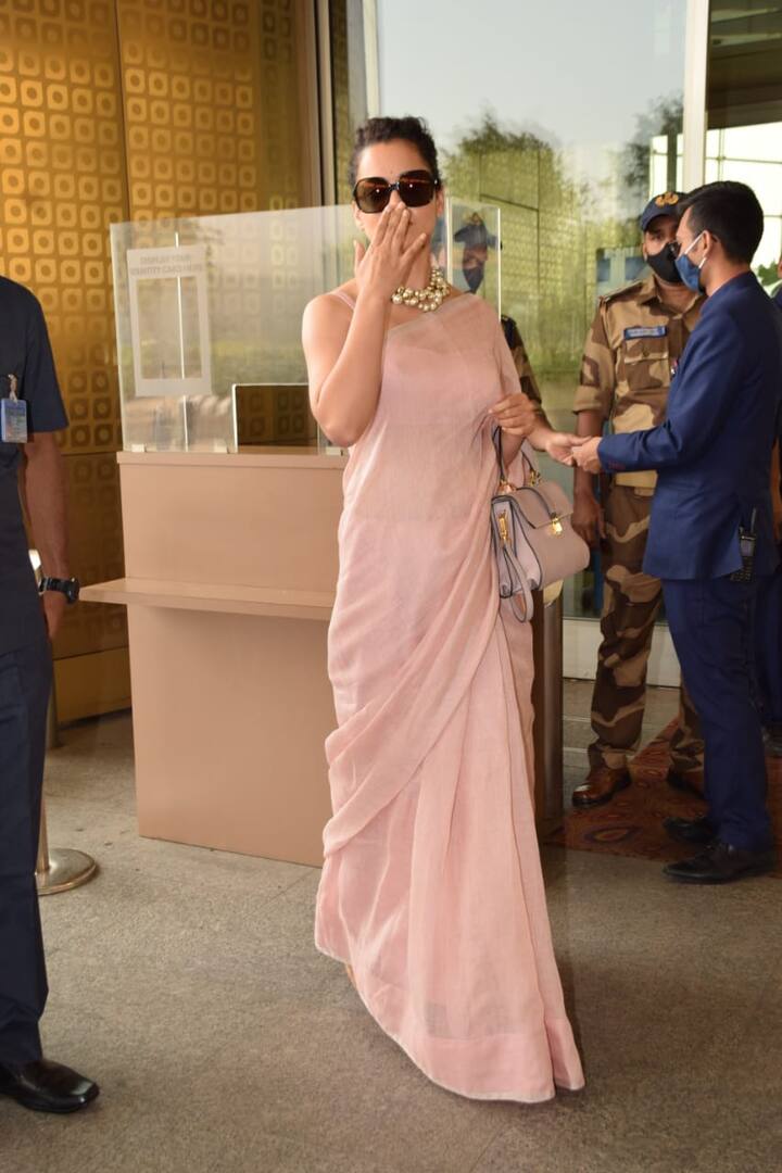 पीच कलर की बेहद ही खूबसूरत ये साडी भी कंगना के बेहतरीन स्टाइल का नमूना है. साड़ी बेहद सिंपल है लेकिन स्लीवलेस ब्लाऊज, खुला पल्लू और गले में खूबसूरत नेकलेस ने इस साड़ी को भी खास बना दिया है. 