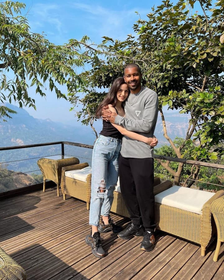 बता दें कि नताशा टीवी रिएलिटी शो बिग बॉस के 8वें सीजन में नजर आ चुकी है. उन्होंने फिल्म सत्याग्रह में एक आइटम सॉन्ग भी किया है. इसके साथ ही रैपर बादशाह के फेमस गाने 'डीजे वाला बाबू' में भी नजर आ चुकी है.