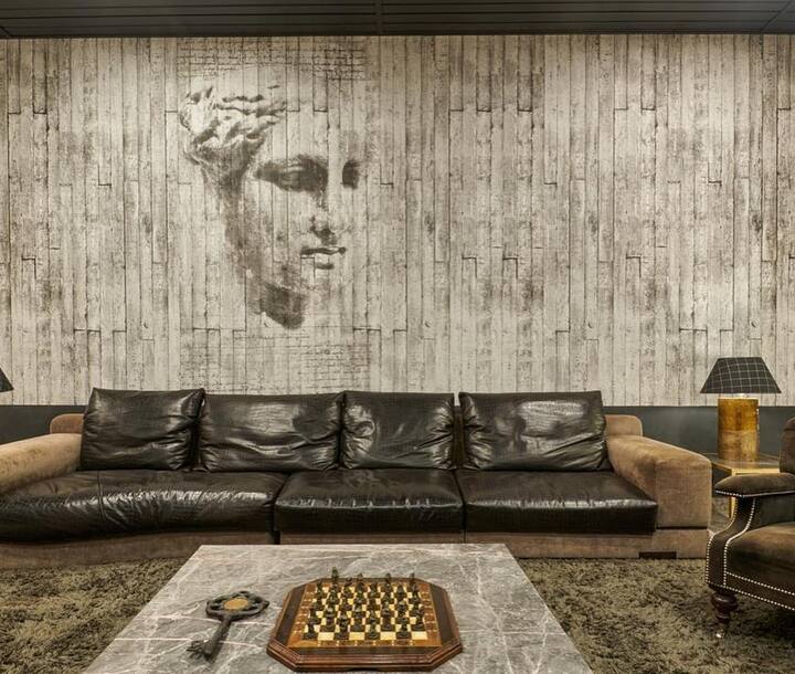 सामने आई तस्वीरों में आप देख सकते हैं कि जबरदस्त सोफा और काउच के साथ गौरी ने सेंटर टेबल पर बड़ा सा चेस और चाबी रखी है जो इसे कही ज्यादा एंटीक लुक दे रहा है.