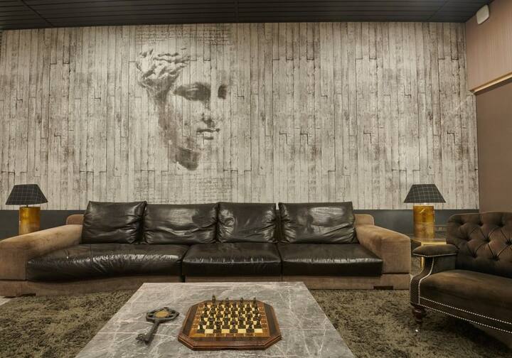 इसके साथ ही वॉल को भी बेहद एंटीक लुक दिया गया है.