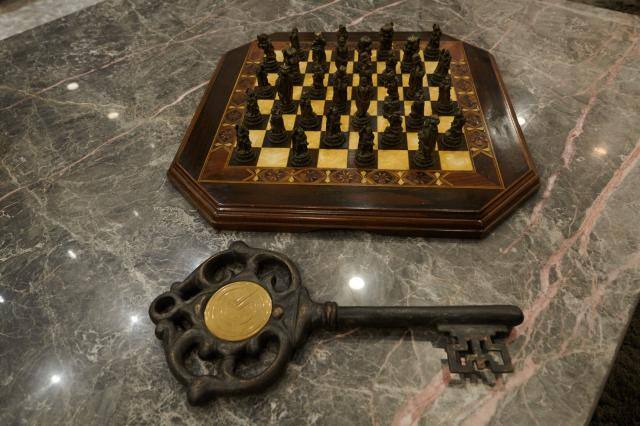 इस तस्वीर में आप सेंटर टेबल को करीब से देख सकते हैं.