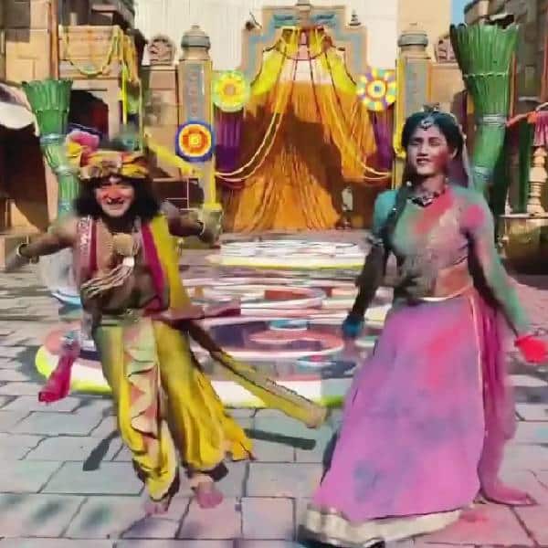 इसमें वह राधा के संग होली खेल रहे हैं और नाच रहे हैं. 