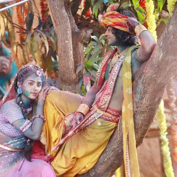 ये होली सीन बिल्कुल मथुरा में होली खेलने का फील करा रहा है. मथुरा में ही भगवान कृष्ण ने अपनी प्रिय राधा के संग होली खेली थी. 