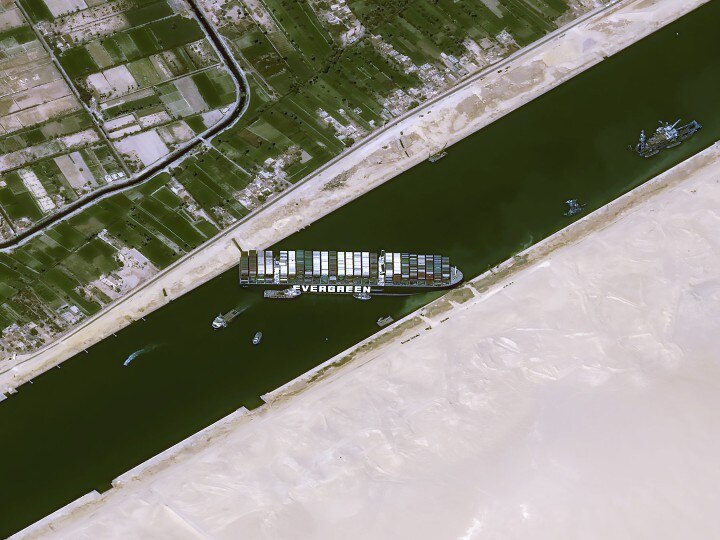 entire crew of massive cargo ship blocked at suez canal is indian ‘स्वेज नहर’ में फंसे कार्गो जहाज के सभी 25 क्रू मेंबर हैं भारतीय नागरिक, कंपनी ने दी जानकारी