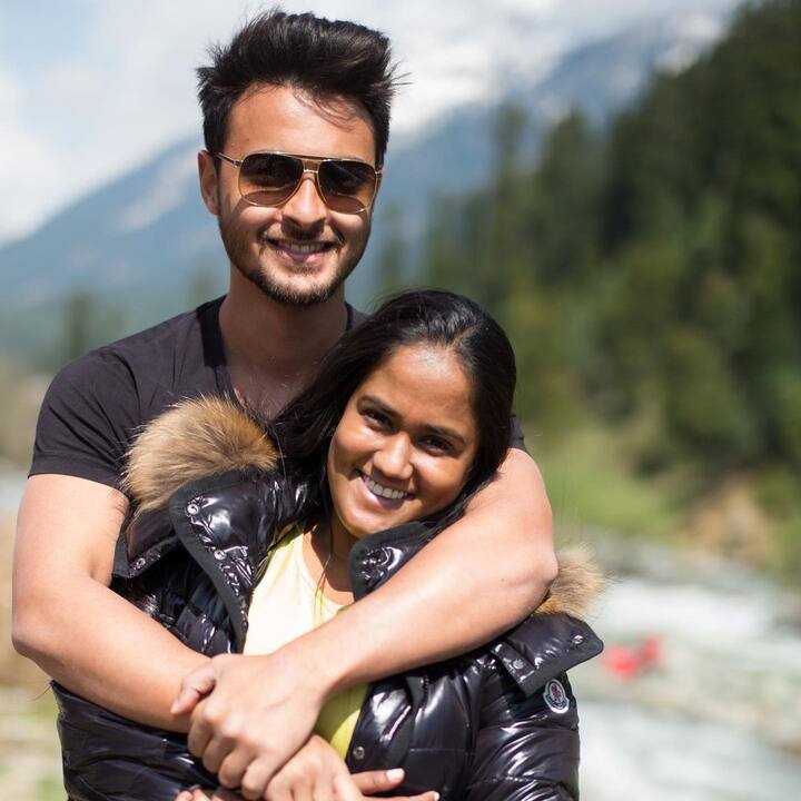  इस शेयर करते हुए आय़ुष शर्मा ने 'प्यार' लिखा है. इसके साथ ही उन्होंने दिल वाला इमोजी भी इसमें एड किया है. 