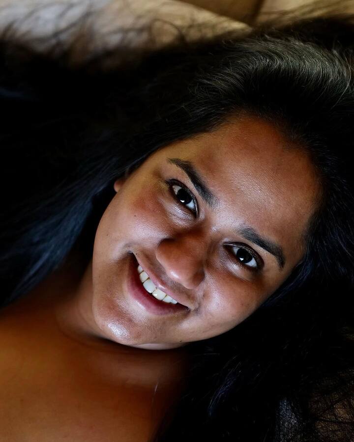 एक तस्वीर में वह हंसती हुई दिखाई दे रही हैं, जबकि दूसरी तस्वीर में अपने एक हाथ से जुल्फ दिखाते हुए पोज दे रही हैं. 