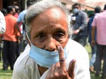 WB & Assam Voting Pics: अपनी सरकार चुनने के लिए वोटर्स ने किया मतदान, देखें लोकतंत्र के पर्व की ये तस्वीरें