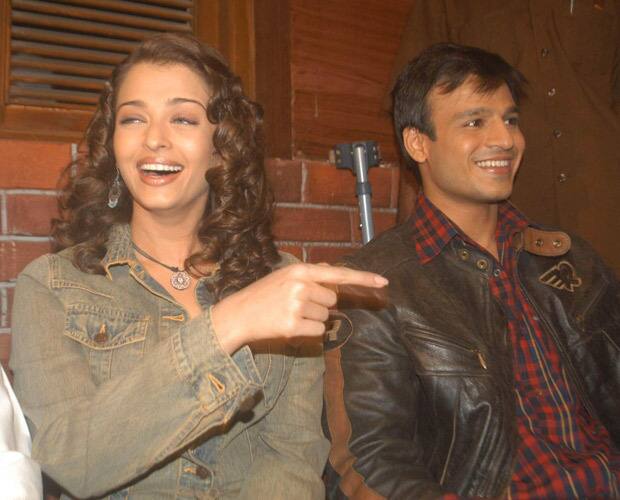 एक्ट्रेस अपने अतीत को अपनी नजरों के ठीक सामने देख रहीं थीं, समझा जा सकता था कि ऐश्वर्या नहीं चाहती थीं कि वह विवेक को फेस करें. चूंकि ऐश्वर्या अपने ससुर अमिताभ के साथ आगे की रो में ही बैठी थीं, ऐसे में विवेक को अवॉयड करना और भी मुश्किल होता जा रहा था.