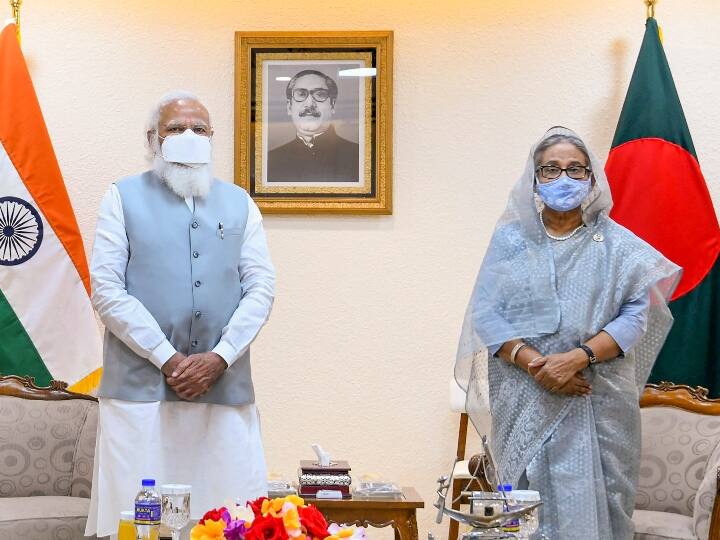भारत-बांग्लादेश के बीच हुए पांच अहम समझौते, पीएम मोदी ने 109 एंबुलेंस और 12 लाख वैक्सीन की डोज शेख हसीना को सौंपी भारत-बांग्लादेश के बीच हुए पांच अहम समझौते, पीएम मोदी ने 109 एंबुलेंस और 12 लाख वैक्सीन की डोज शेख हसीना को सौंपी