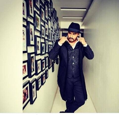 घर के अंदर कुछ तस्वीरों को ब्लैक फ्रेम किया गया है. अर्जुन कपूर का घर बेहद स्टाइलिश है. घर में हर चीज को डिजाइन बेहद सोच समझकर किया गया है. घर के अंदर एक दीवार पर उल्टी साइकिल आपको टंगी दिख जाएगी. जो देखने में बेहद प्यारी लगती है.