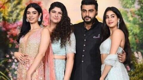 सबसे खास बात ये है कि पूरे घर को उनकी मां और बहन (अंशुला) ने डिजाइन किया. लिविंग रूम इलेक्ट्रिक ब्लू वेलवेट काउच और टैन विंग्ड चेयर के साथ काफी शानदार लगता है. यह वह जगह है जहां अर्जुन अपनी बहन अंशुला, जाह्नवी कपूर, पिता बोनी कपूर, चाचा अनिल कपूर, संजय कपूर के साथ काफी समय बिताते हैं.