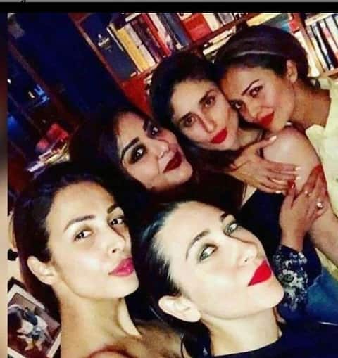 पहली चीज जो सभी का ध्यान आकर्षित करती है, वह प्रवेश द्वार की लॉबी की सजावट है. जैसे ही आप उनके घर में एंट्री करते हैं, आपको शानदार दीवारे नजर आएंगी.