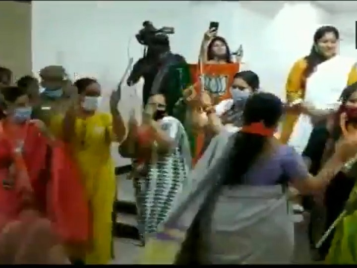 Union Minister Smriti Irani perform traditional dance in Tamil Nadu with party women workers तमिलनाडु में चुनाव प्रचार करने गईं केन्द्रीय मंत्री स्मृति ईरानी ने किया पारंपरिक नृत्य, देखें वीडियो