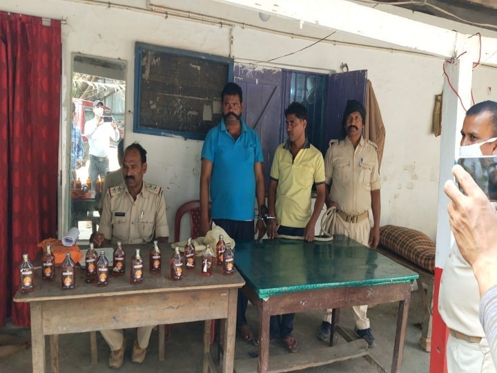 Bihar: Two policemen arrested with 15 bottles of liquor, feared to supply liquor in jail ann बिहार: 15 बोतल शराब के साथ दो पुलिसकर्मी गिरफ्तार, जेल में दारू सप्लाई करने की आशंका
