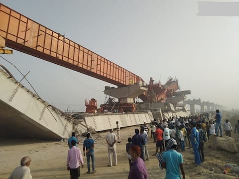 गुरुग्राम में निर्माणाधीन फ्लाईओवर का एक हिस्सा गिरा, 1 शख्स की मौत गुरुग्राम में निर्माणाधीन फ्लाईओवर का एक हिस्सा गिरा, 1 शख्स की मौत