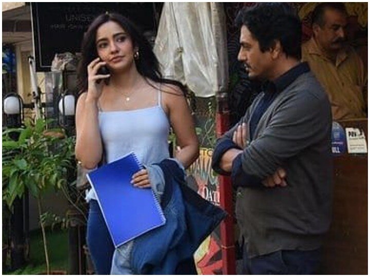 Nawazuddin Siddiqui pushes Neha Sharma watch video Video: अभिनेत्री को धक्का मारकर बोले नवाजुद्दीन सिद्दीकी- औकात में रह, देखें वीडियो और जानिए मामला