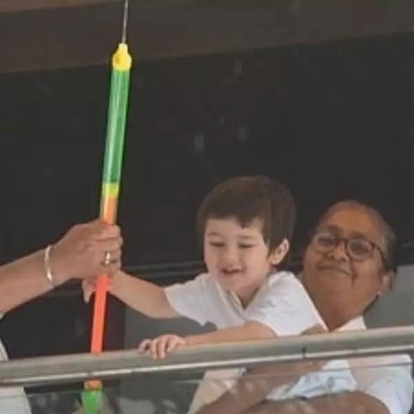 तैमूर अली खान को उनकी आया ने अपने गोद में उठा रखा है और उनके हाथ में पिचकारी है. 