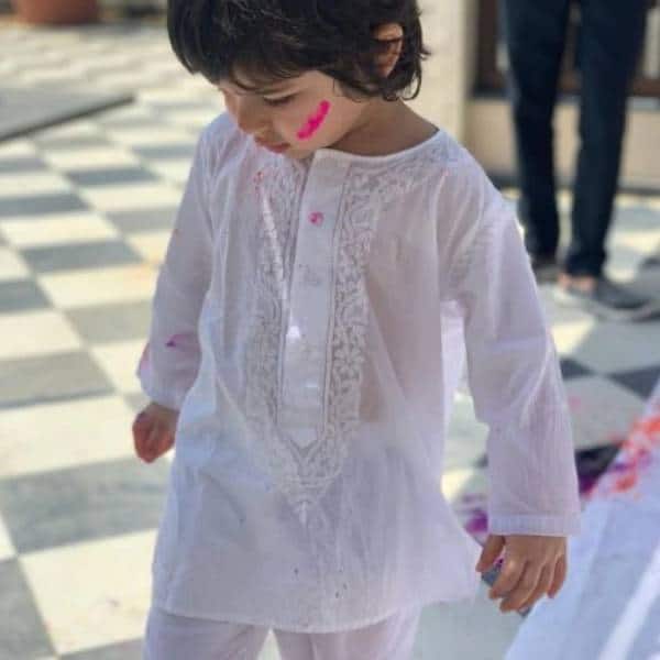 इन दिनों तैमूर अपने छोटे भाई के साथ खूब टाइम स्पेंड कर रहे हैं और उन्हें खेलने के लिए एक नया साथी मिल गया है. हालांकि उसकी एक झलक के लिए अभी भी लोग इंतजार कर रहे हैं. लेकिन करीना ने अब तक छोटे बेटे का नाम और चेहरा छिपा कर रखा है. (Source - Instagram)