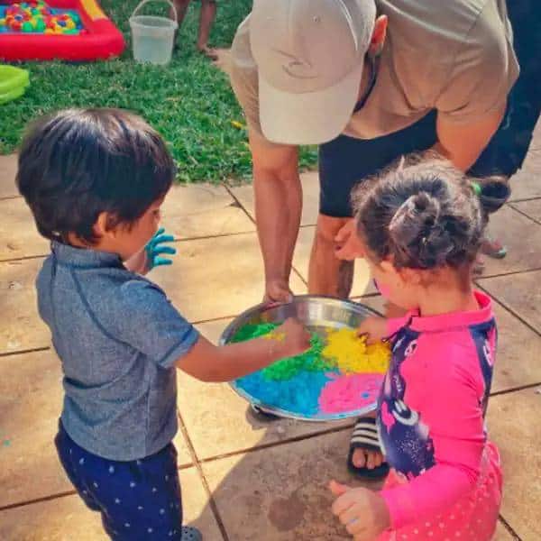 कुणाल खेमू अपने बेटी इनाया और भांजे तैमूर अली खान के साथ होली खेलते हुए.