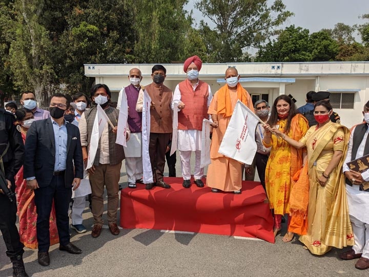 CM Yogi flag off flight from Gorakhpur to Lucknow गोरखपुर से लखनऊ की उड़ान को सीएम योगी ने दिखाई हरी झंडी, टर्मिनल भवन के विस्तार का भी हुआ शिलान्यास