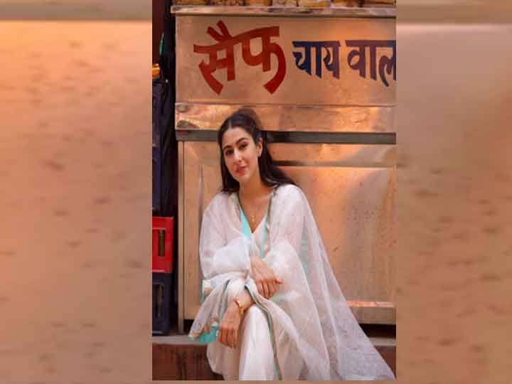 ‘सैफ’ की चाय की दुकान पर बैठी दिखी Sara Ali Khan, पिता के लिए लिखी ये बात